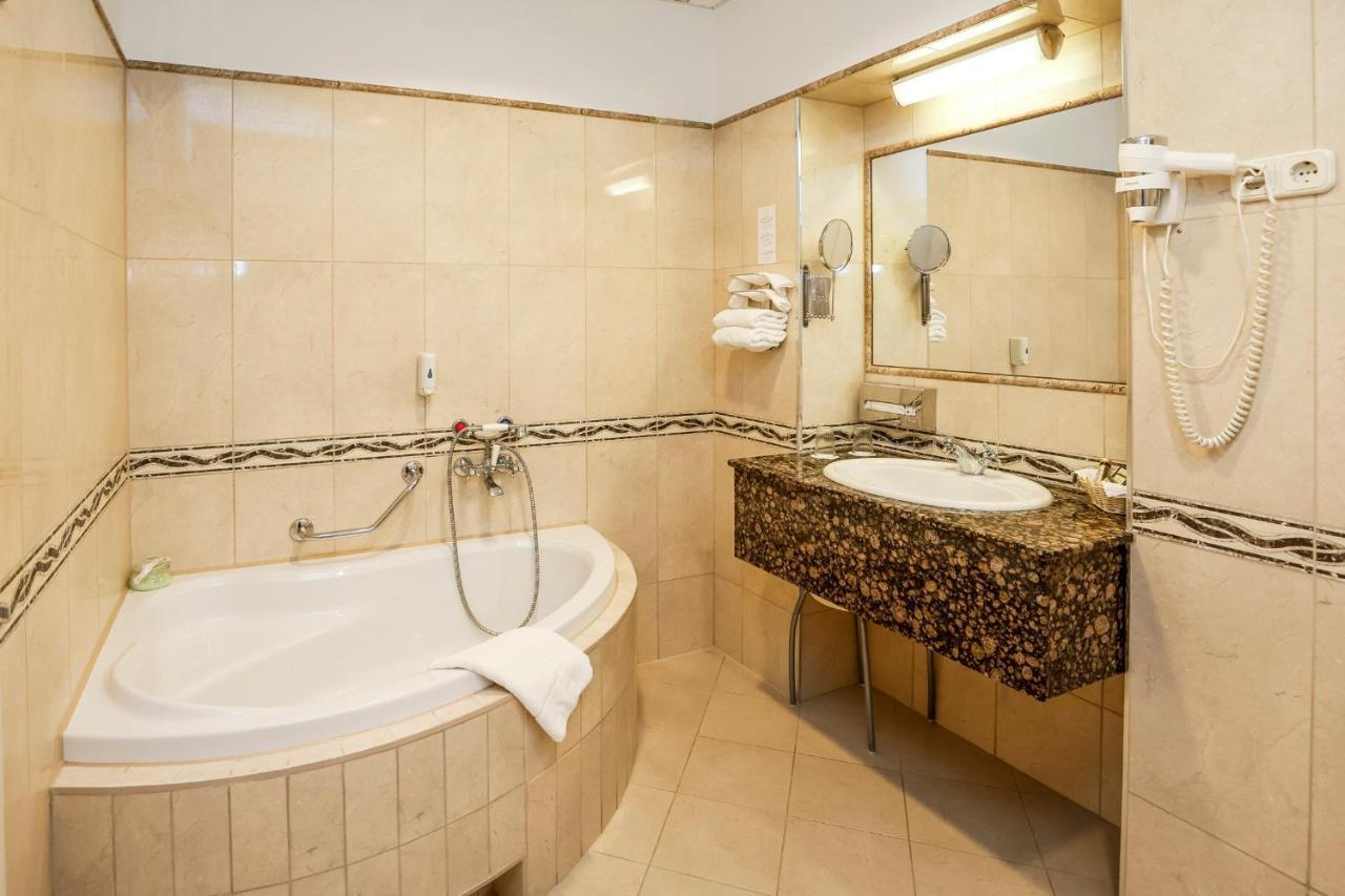 Szidonia Castle Hotel Rojtokmuzsaj ภายนอก รูปภาพ